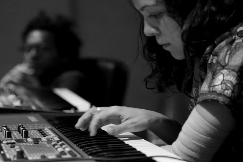 Natalia-LaFourcade-Hasta-la_Raiz-1
