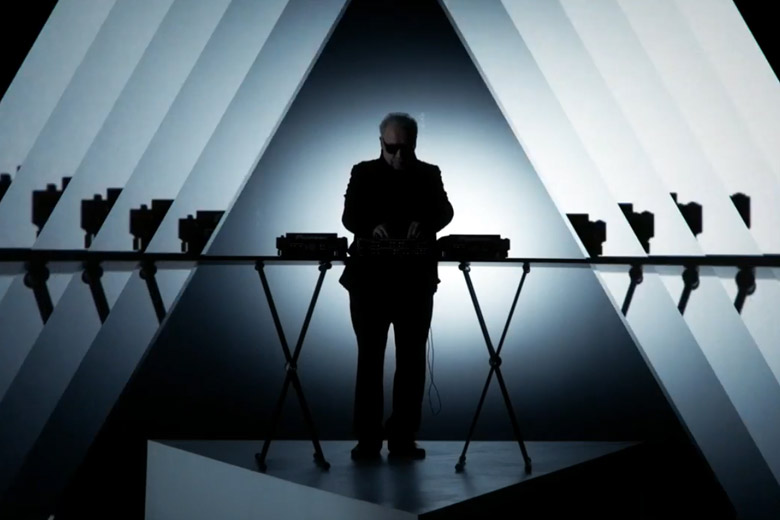 Giorgio Moroder estrena video con Kylie Minogue para «Right Here, Right Now»