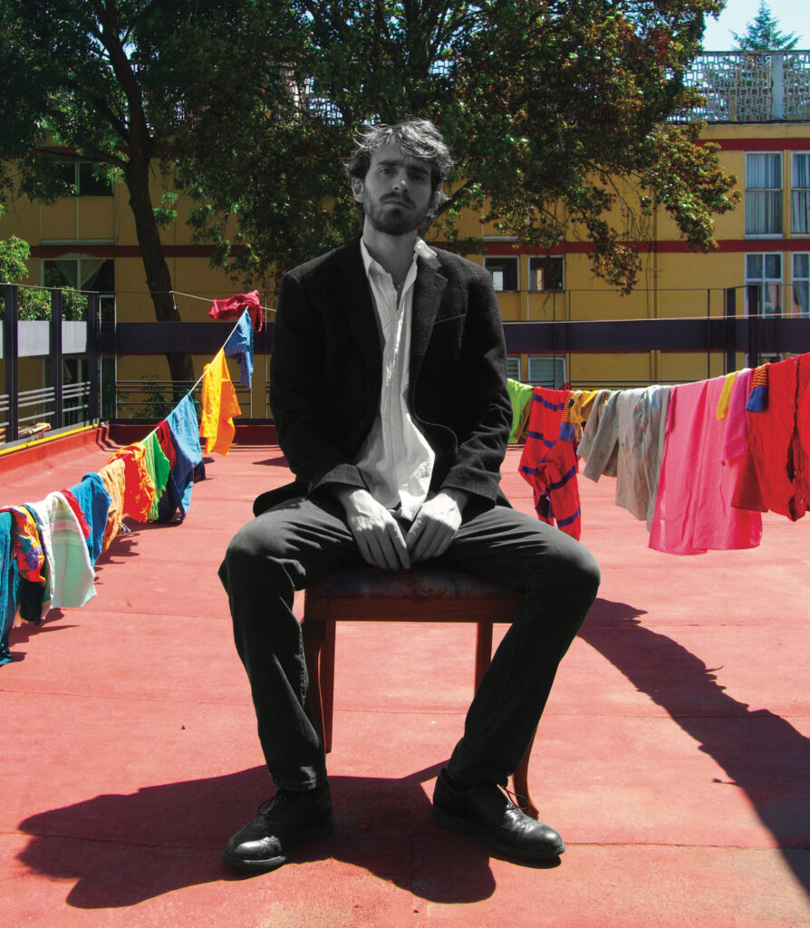 Andrés Volkov lanza “Besos de Miel”, un bolero dulce como abrazo de mamá