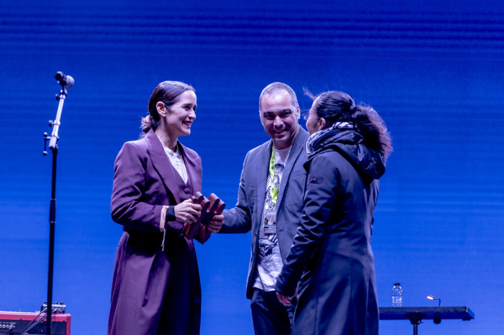Julieta Venegas brilla en Europa y recibe premio a la Diversidad Cultural