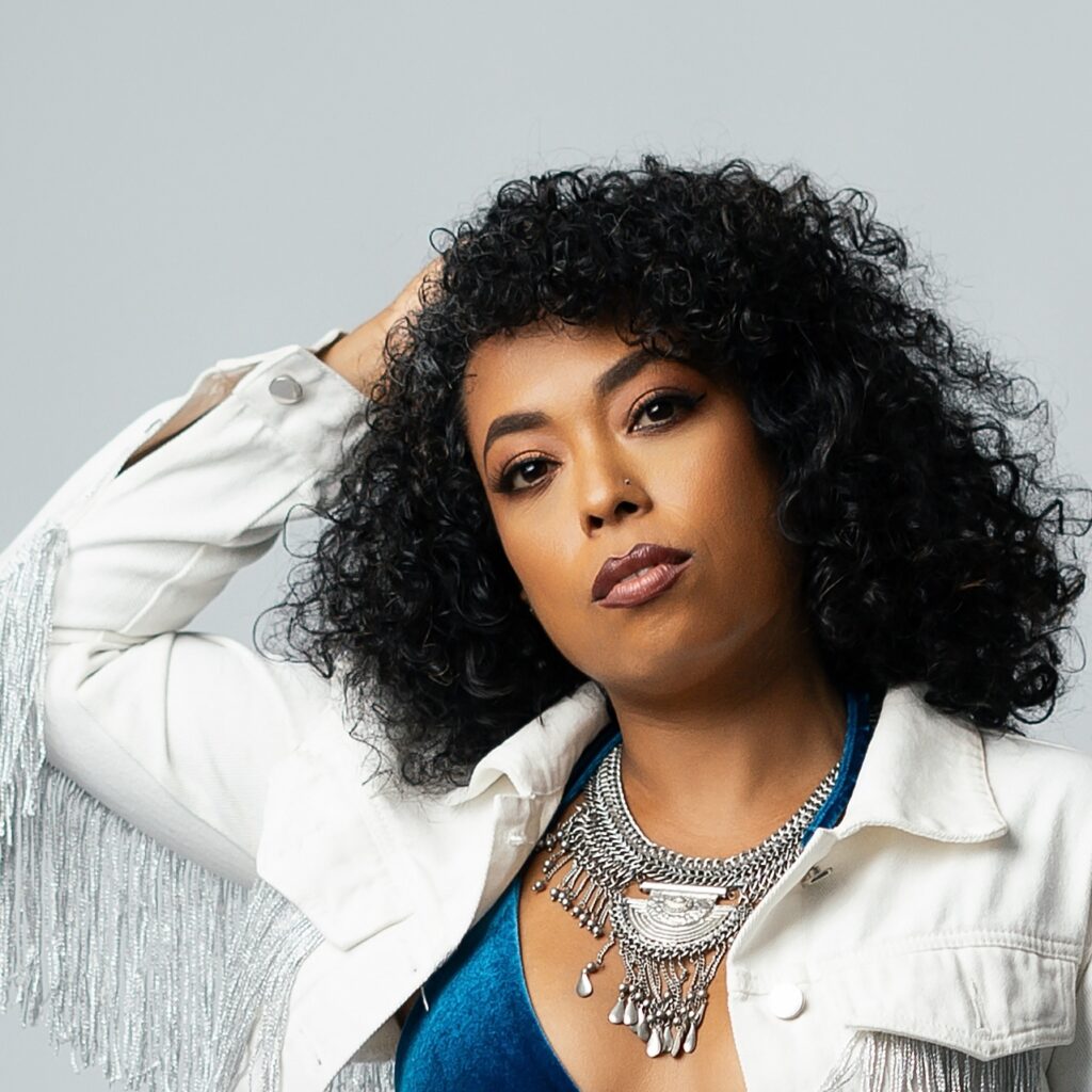 Mireya Ramos presenta »Guerrera»: un EP que late con memoria, identidad y fuerza