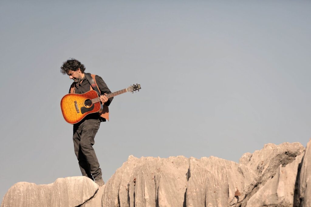 Ska, rock y migraciones: Liber Terán no baja el ritmo