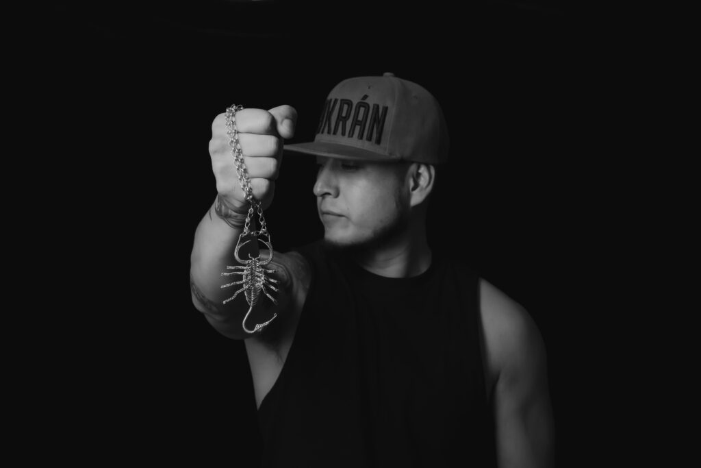 Dr. Alakrán presenta Sui Generis: un manifiesto lírico fuera del molde