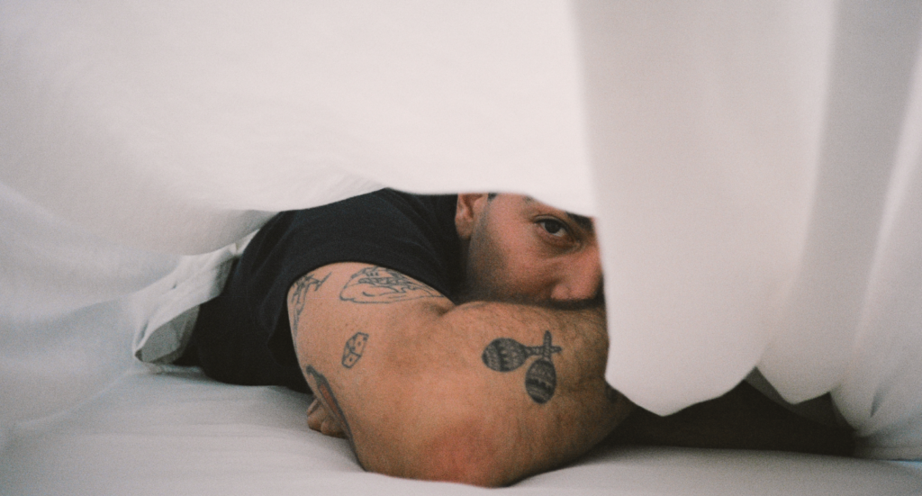 Conociendo Rusia estrena “Películas de Acción”, una canción directa y honesta.