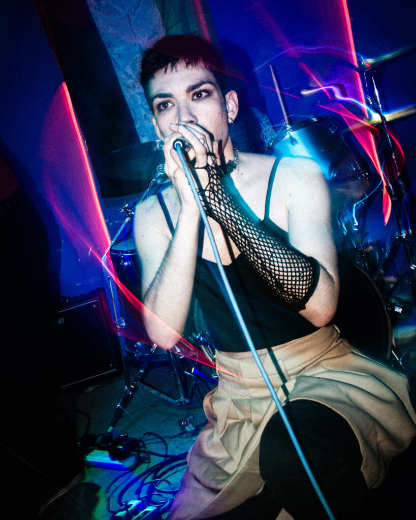 Cyano presenta reducción de daño, un álbum que confronta el malestar urbano desde el cuerpo y la emoción