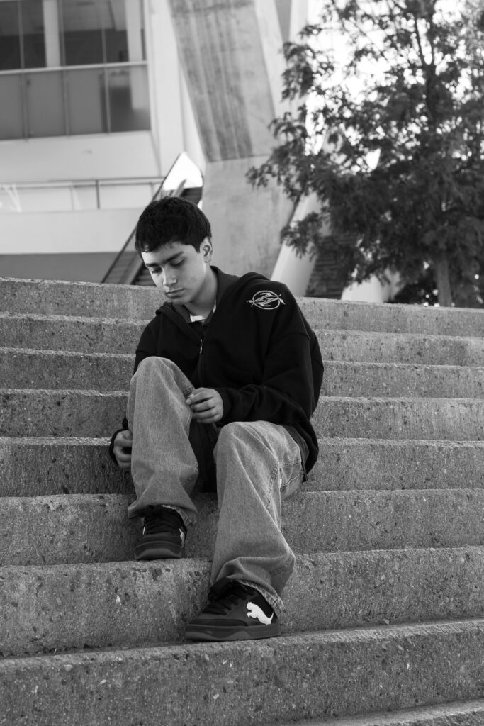 008RACCA explora el caos emocional del amor en su nuevo sencillo “AMANTES”