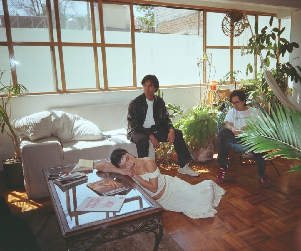 Epidemic of Boringness presenta “Dejarlotodo”, una colaboración con Alaíde contra la monotonía