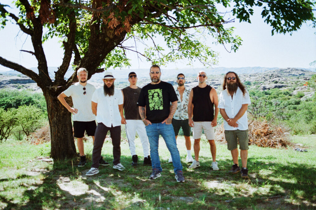 Las Pastillas del Abuelo encienden la noche con “Una Contra Otra”