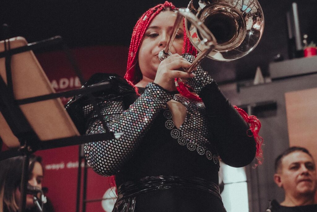 María Balvina Trombón reinventa “Calle Luna Calle Sol” con una poderosa fusión urbana