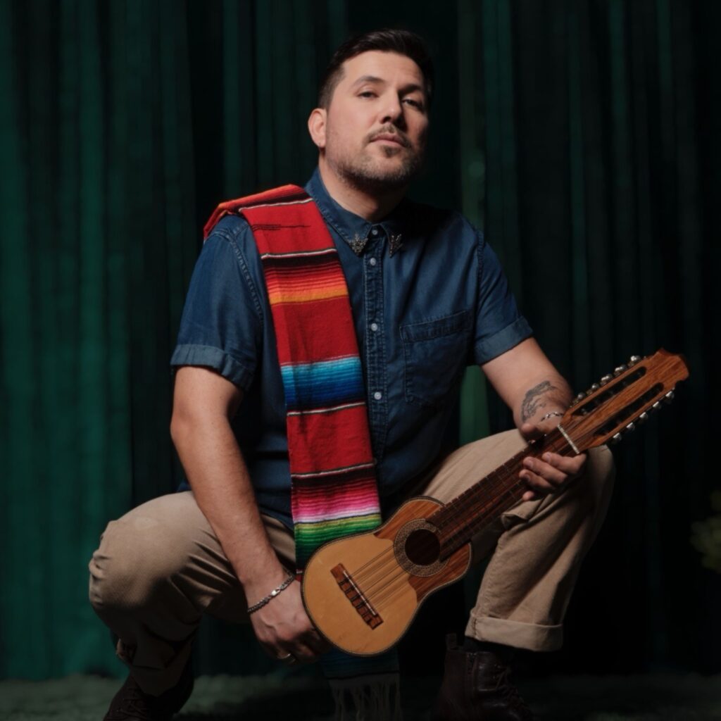 THEKOIWAY estrena “Cauce”: una canción que fluye entre la migración, la memoria y el amor a distancia