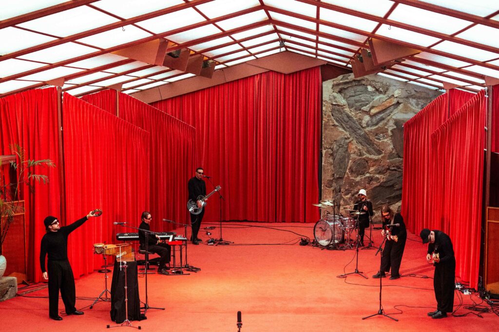 LEISURE corona su gira latinoamericana con la edición deluxe de Welcome To The Mood