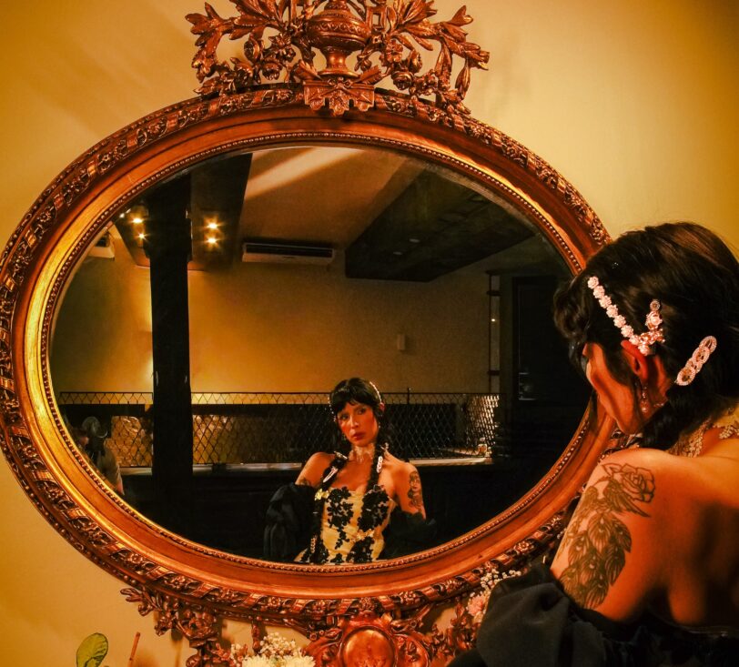 Pop latino con identidad: Sari Carri regresa a México para presentar Peineta de Oro