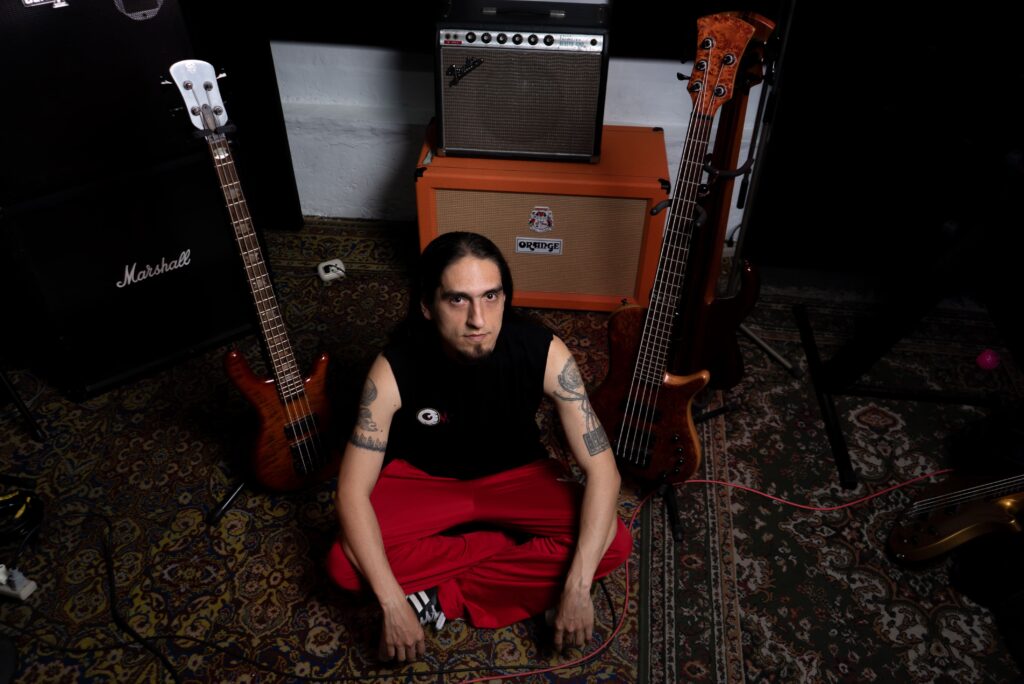 El músico peruano Oliver Castillo cierra su trilogía ‘Laboratorio’ con un álbum conceptual construido desde el bajo